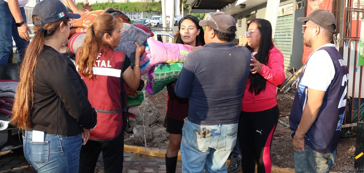 Personal del SEDIF entrega apoyos a familias afectadas por inundaciones.