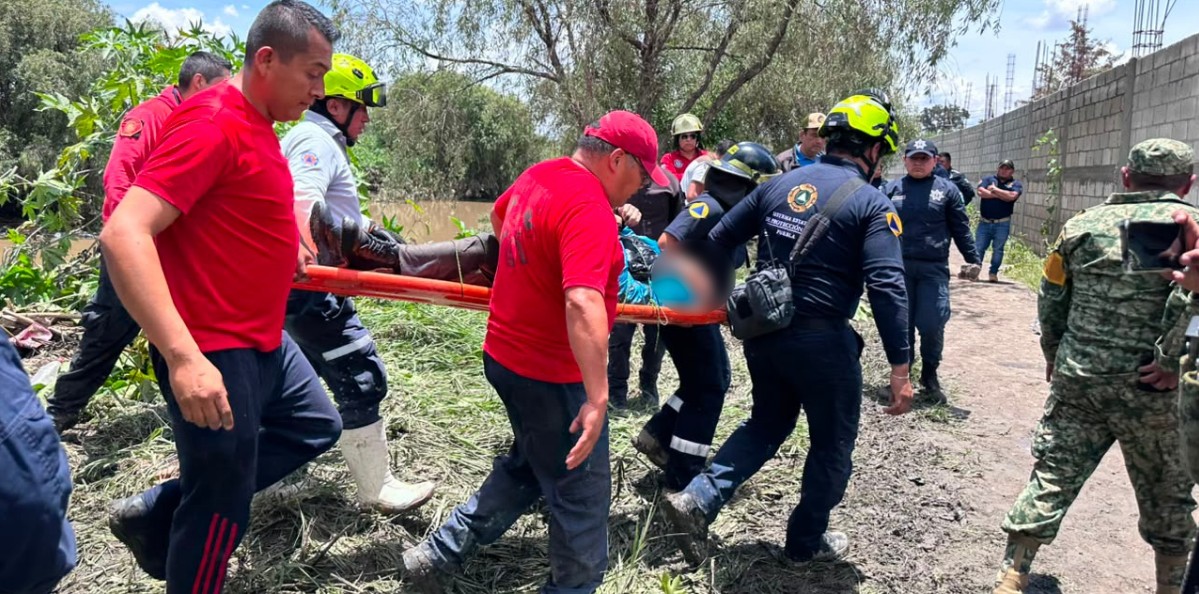 Equipos de rescate trabajan en el río Atoyac durante el operativo en Santa Clara Ocoyucan.