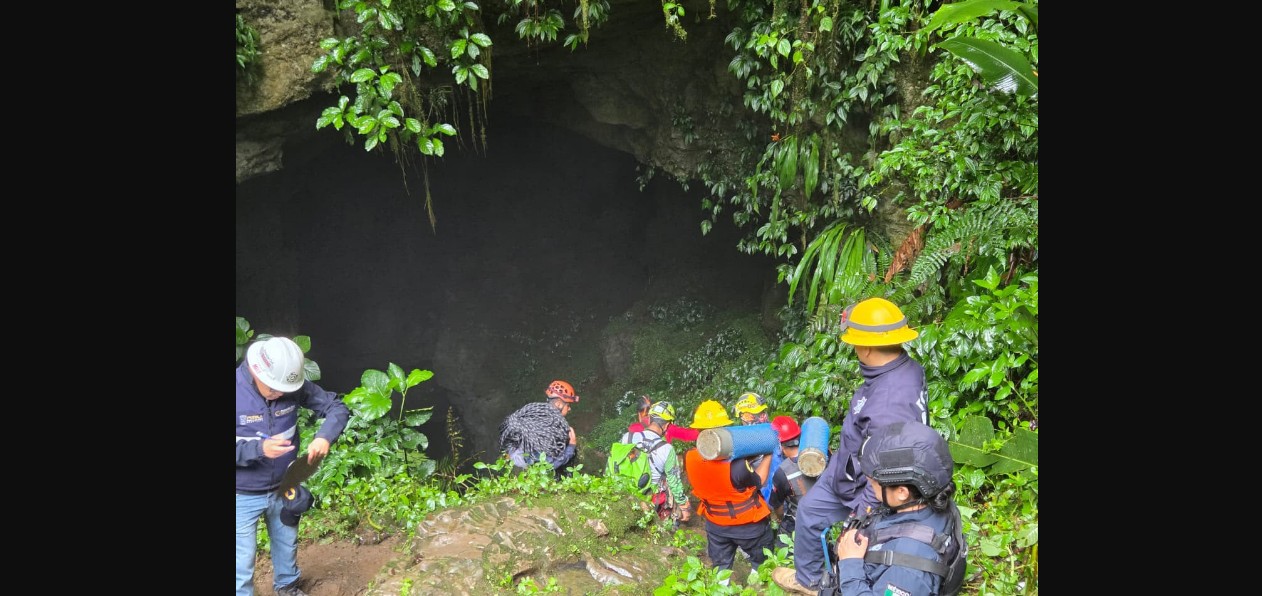 Buzos realizan labores de búsqueda dentro de una gruta en Puebla.