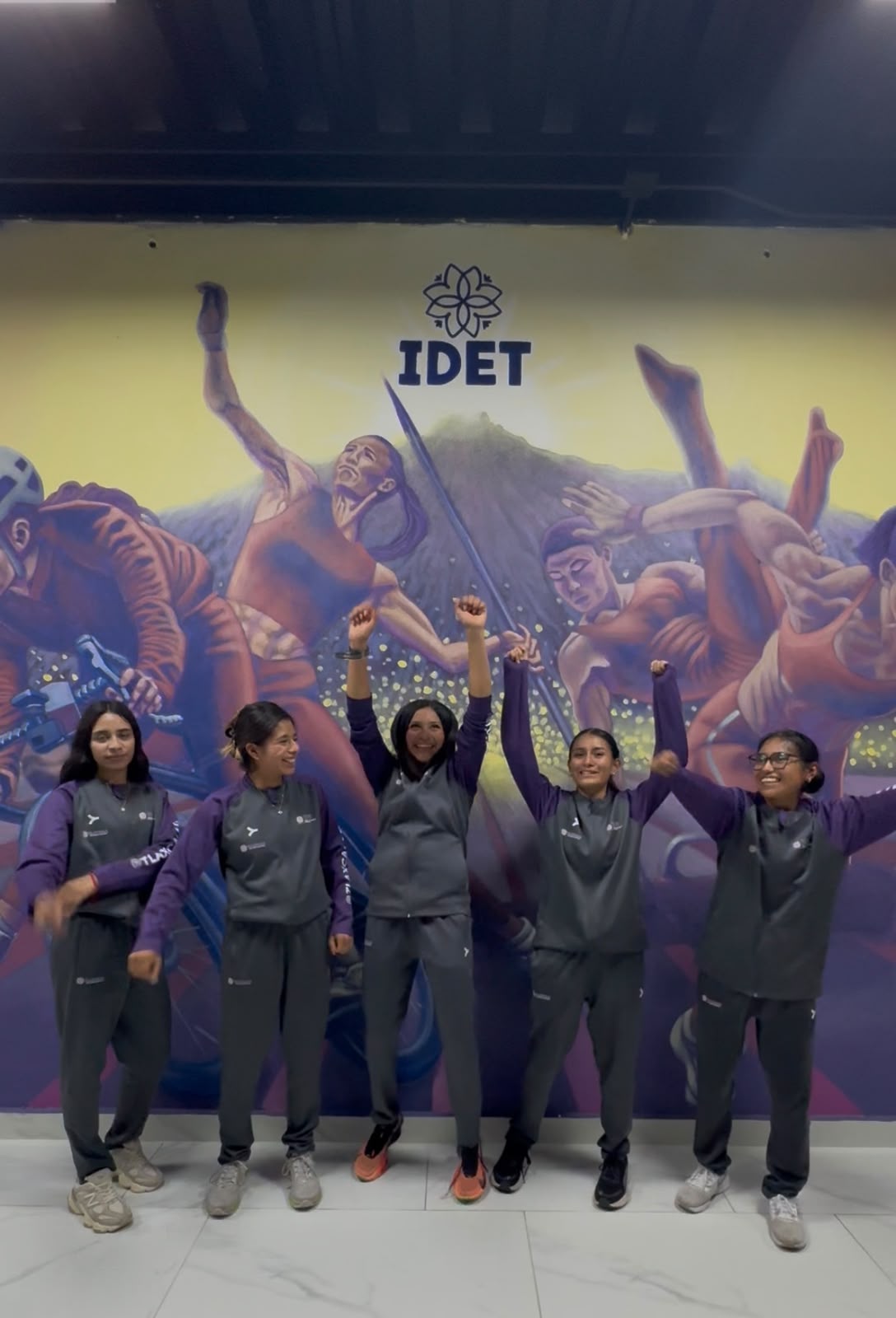 Atletas tlaxcaltecas durante competencia de atletismo.
