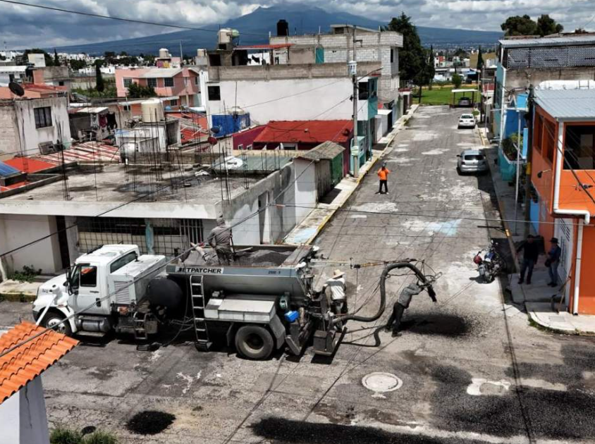 Trabajos de bacheo en calles de la Unidad Habitacional de la UAT.