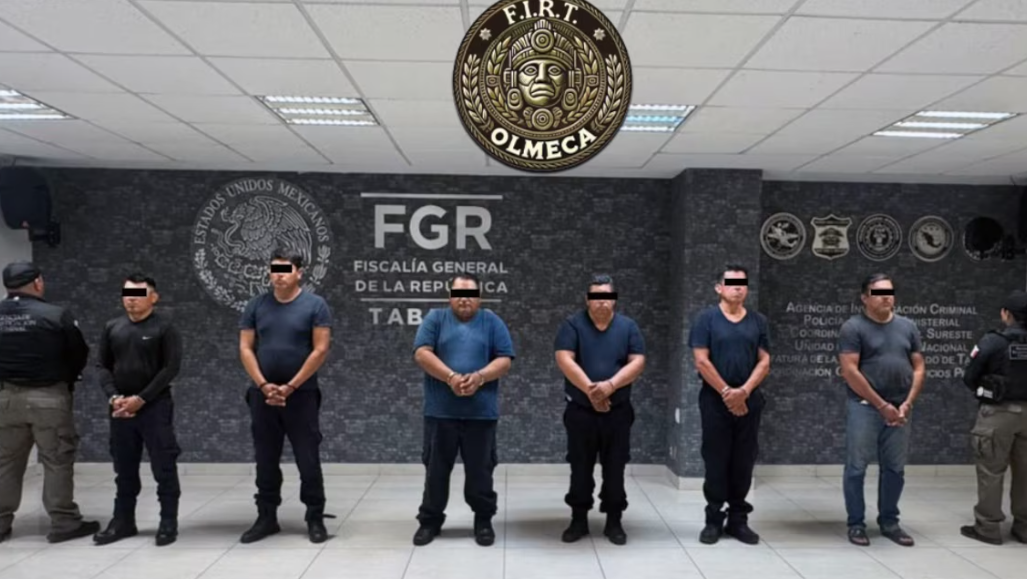Policías detenidos durante operativo en Tabasco