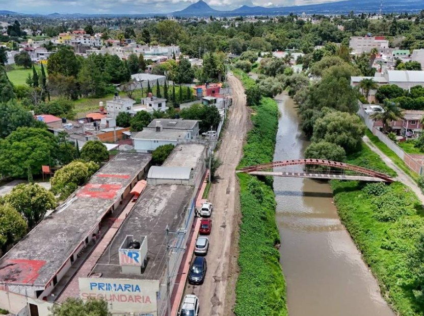 Maquinaria realizando trabajos en camino de San Esteban Tizatlán.
