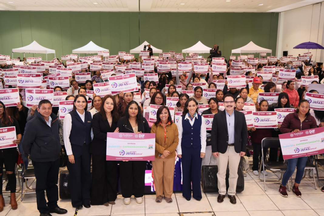 Entrega de apoyos a mujeres emprendedoras en Tlaxcala.