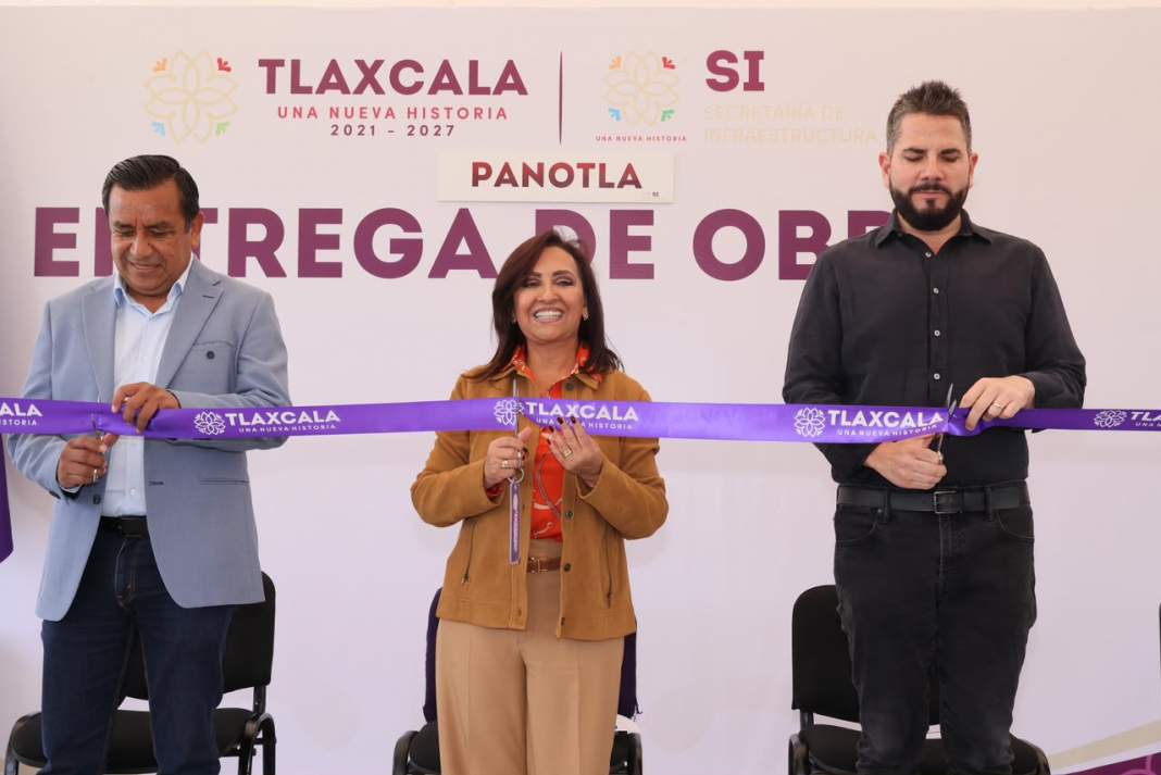 Lorena Cuéllar durante anuncio de obras en Panotla.