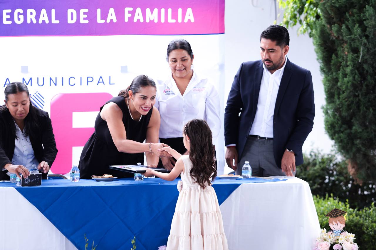 Lupita Cuautle acompaña a estudiantes de San Andrés Cholula en la culminación de su ciclo escolar