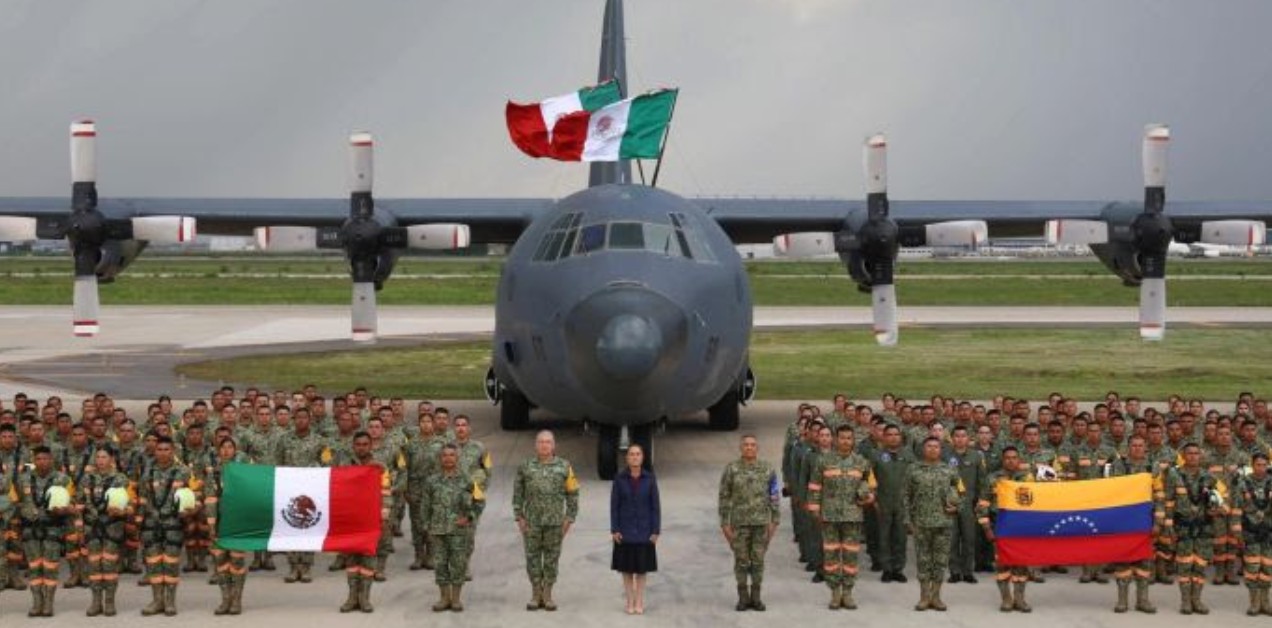 Claudia Sheinbaum entrega reconocimientos al agrupamiento Yumare del Ejército Mexicano.