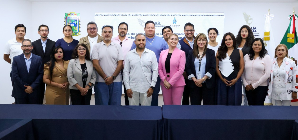 Fiscal General de Puebla durante una reunión con periodistas.