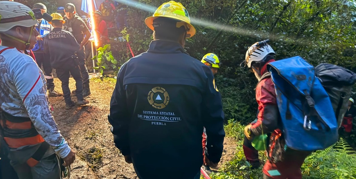 Rescatistas trabajan en una gruta de Cuetzalan.