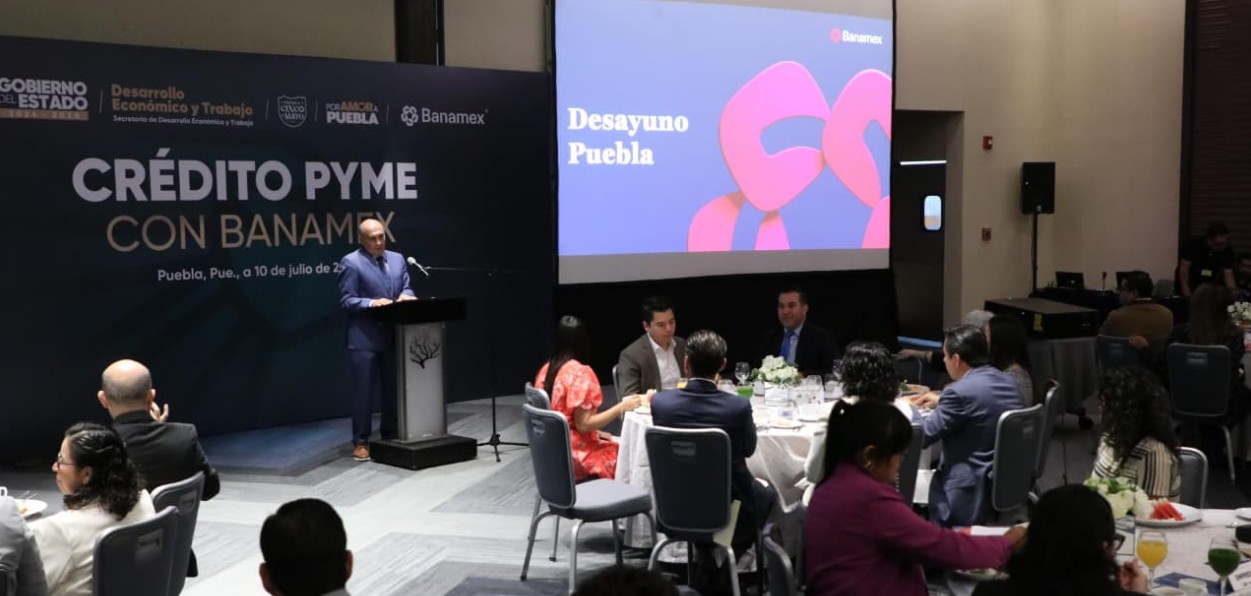 Autoridades presentan el Plan Puebla junto con directivos de Banamex.