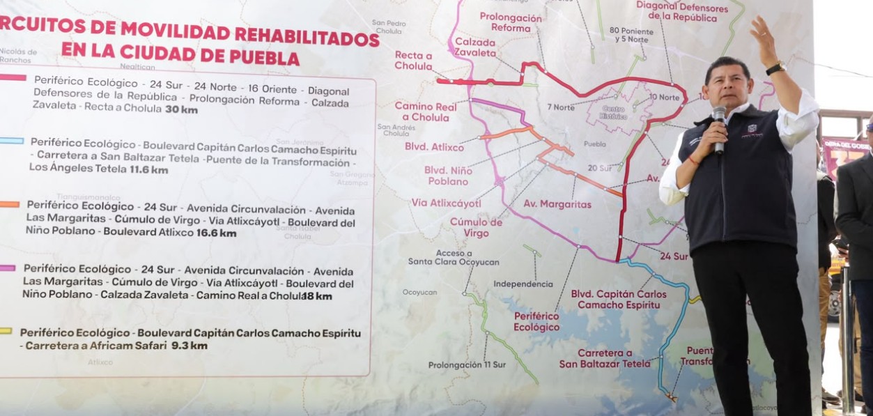 Gobernador recorre una vialidad rehabilitada en la ciudad de Puebla.