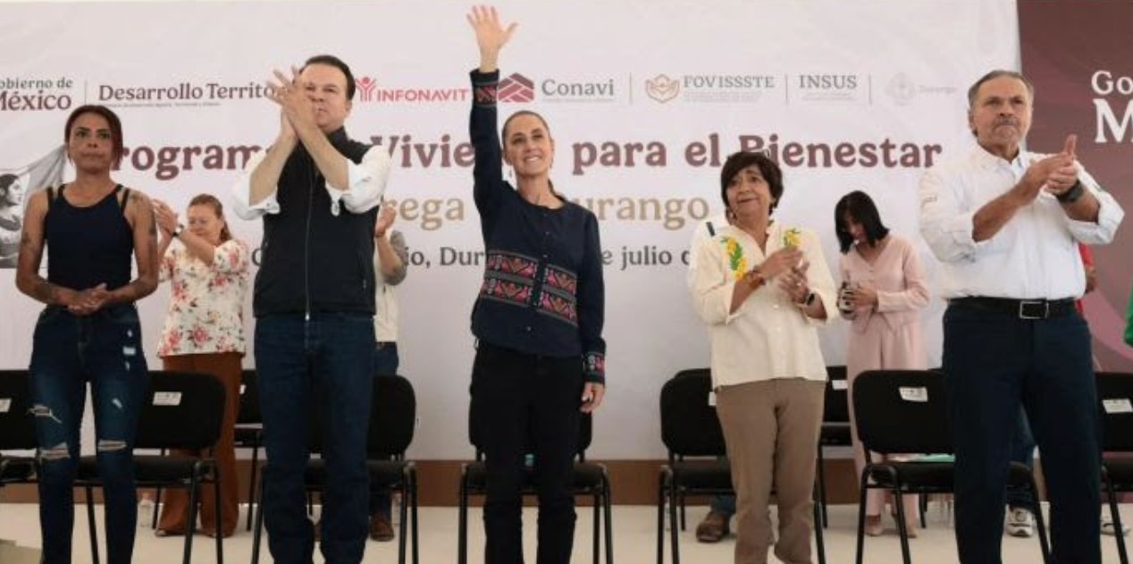 Claudia Sheinbaum durante la entrega de viviendas en Gómez Palacio, Durango.