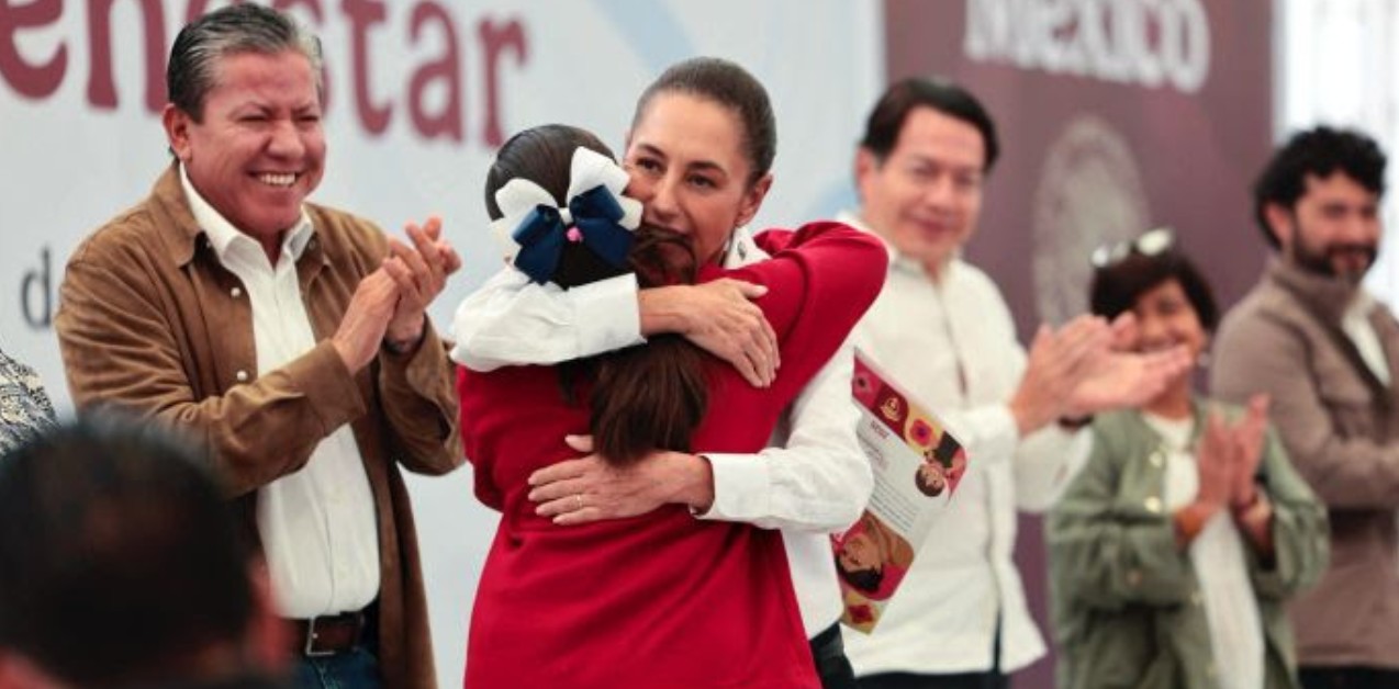 Claudia Sheinbaum entrega apoyos educativos a estudiantes en Zacatecas.