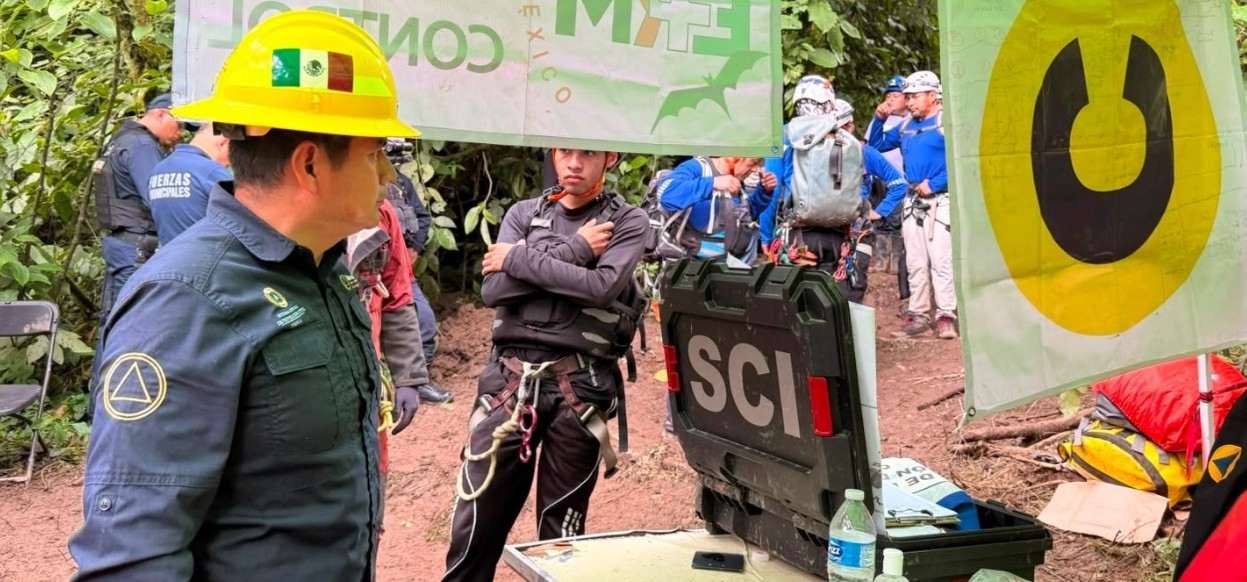 Personal de rescate durante el operativo en la Gruta de Chichicazapa, en Cuetzalan.