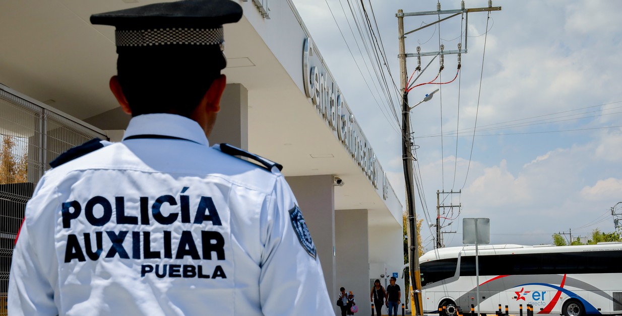Policías auxiliares realizan vigilancia durante las vacaciones en Puebla.