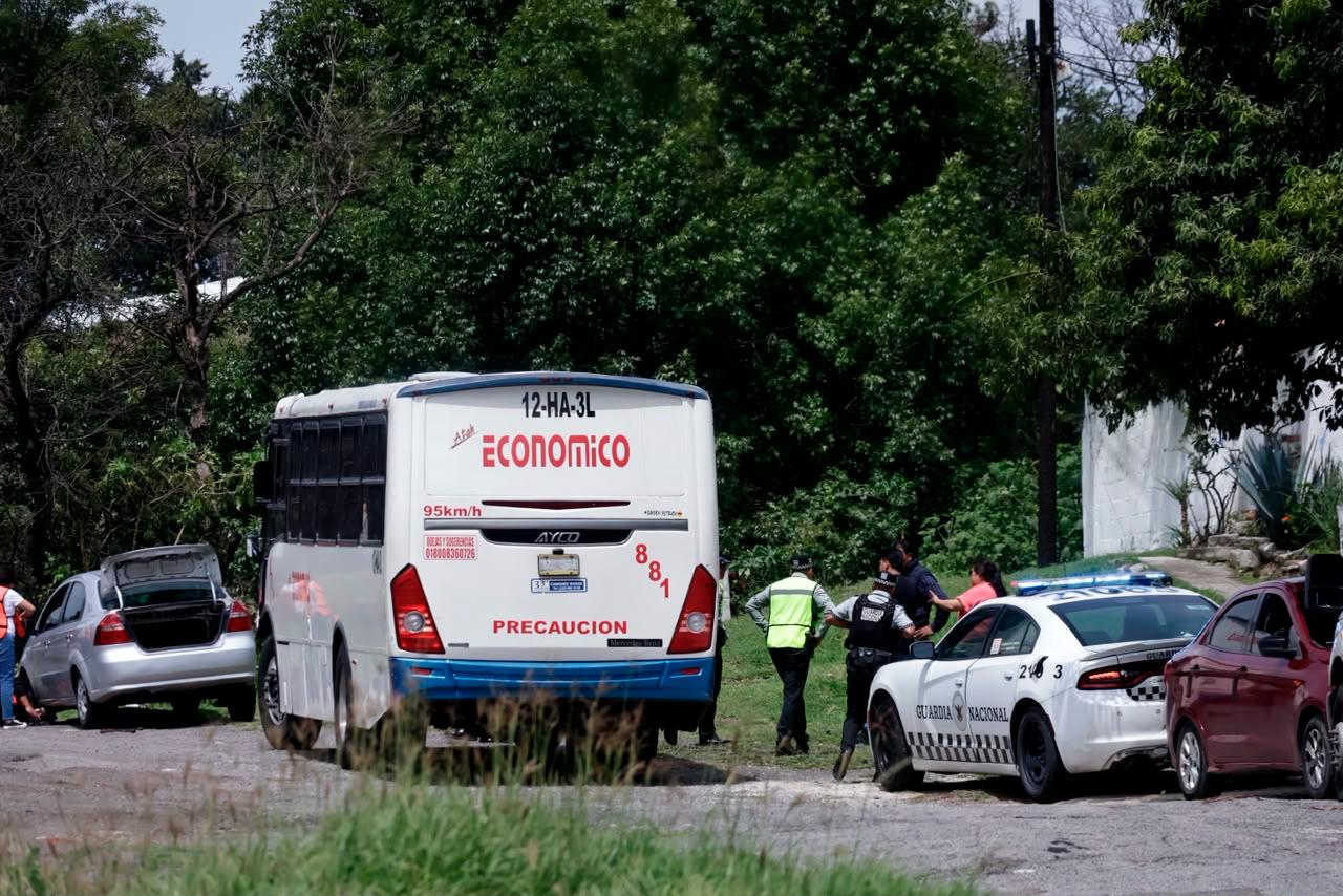 Autobús ATAH y camioneta dañada tras accidente en Tizatlán.