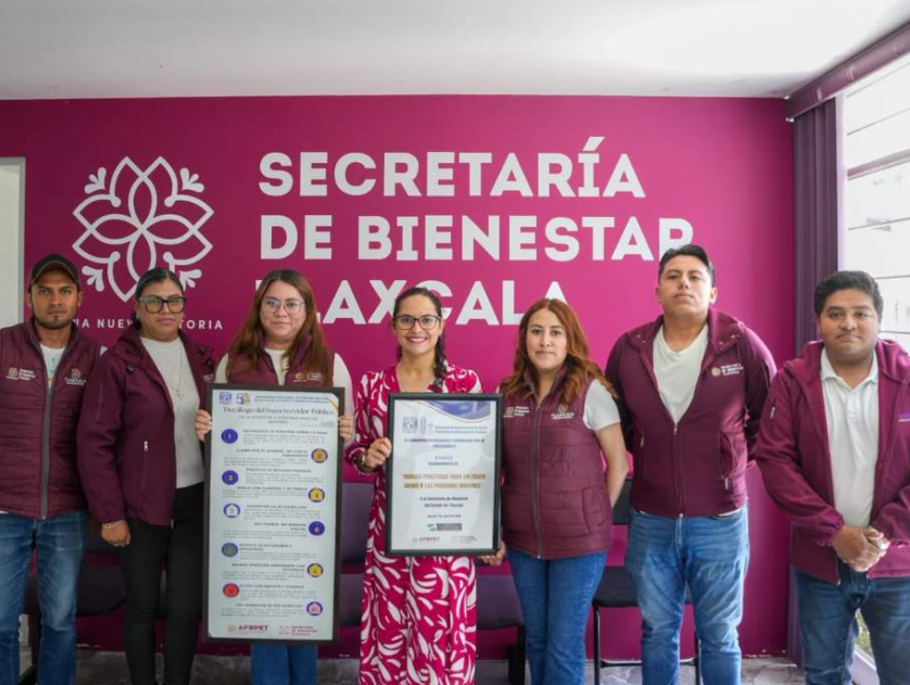 Entrega de reconocimiento de la UNAM a la Secretaría de Bienestar de Tlaxcala.