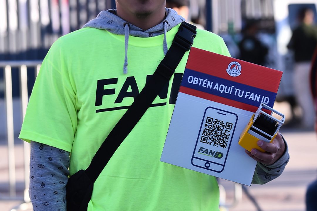 Logo de la FMF y acceso con Fan ID en estadio.