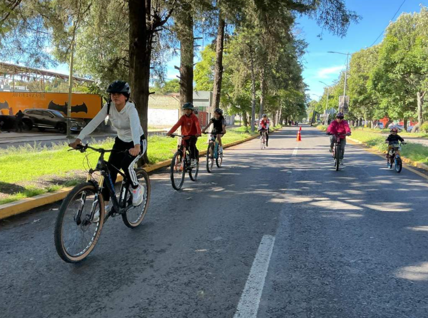 Familias realizando ejercicio y ciclismo en Muévete Tlaxcala.