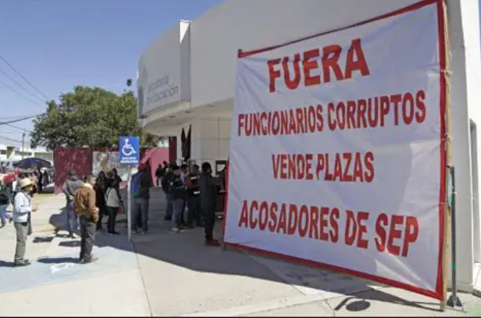 Homero Meneses durante conferencia sobre plazas educativas en Tlaxcala.