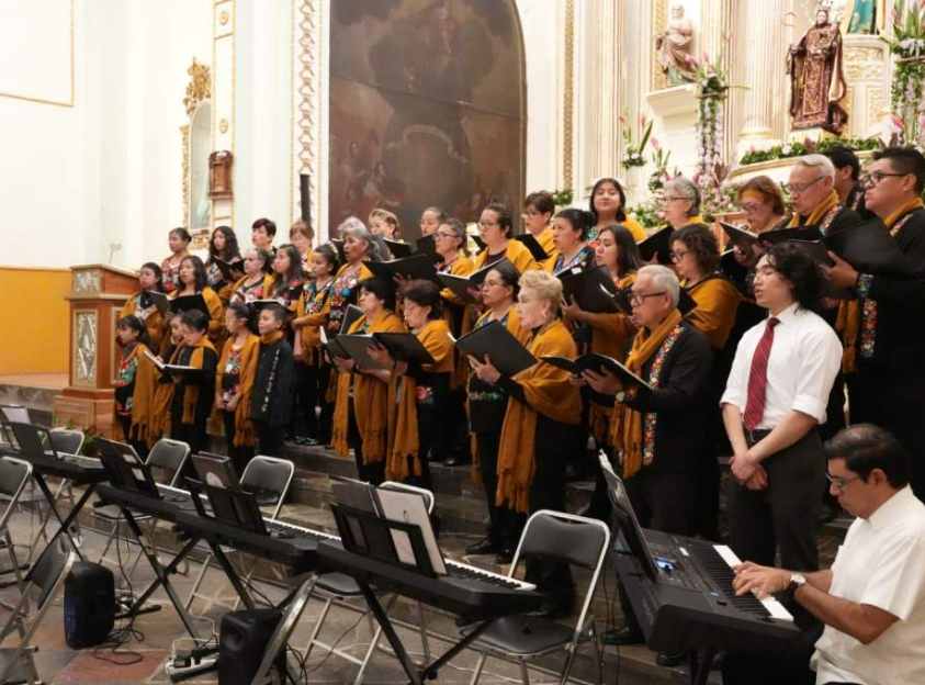 Integrantes del Ensamble Yoloxóchitl durante una presentación musical.