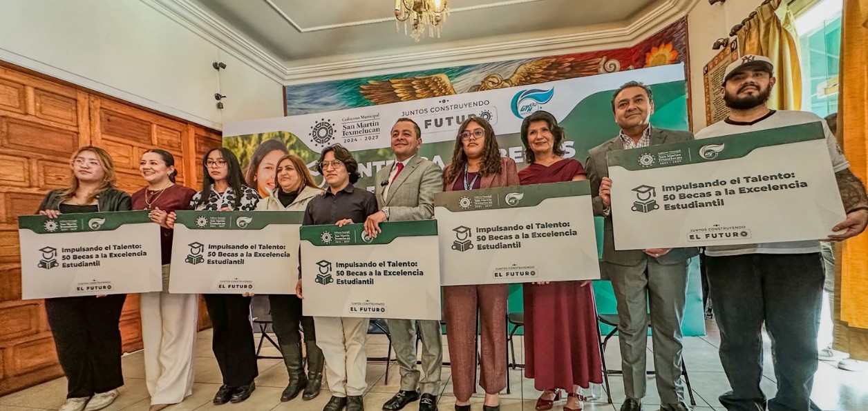 Entrega de becas a estudiantes de la Universidad Tecnológica de Huejotzingo.
