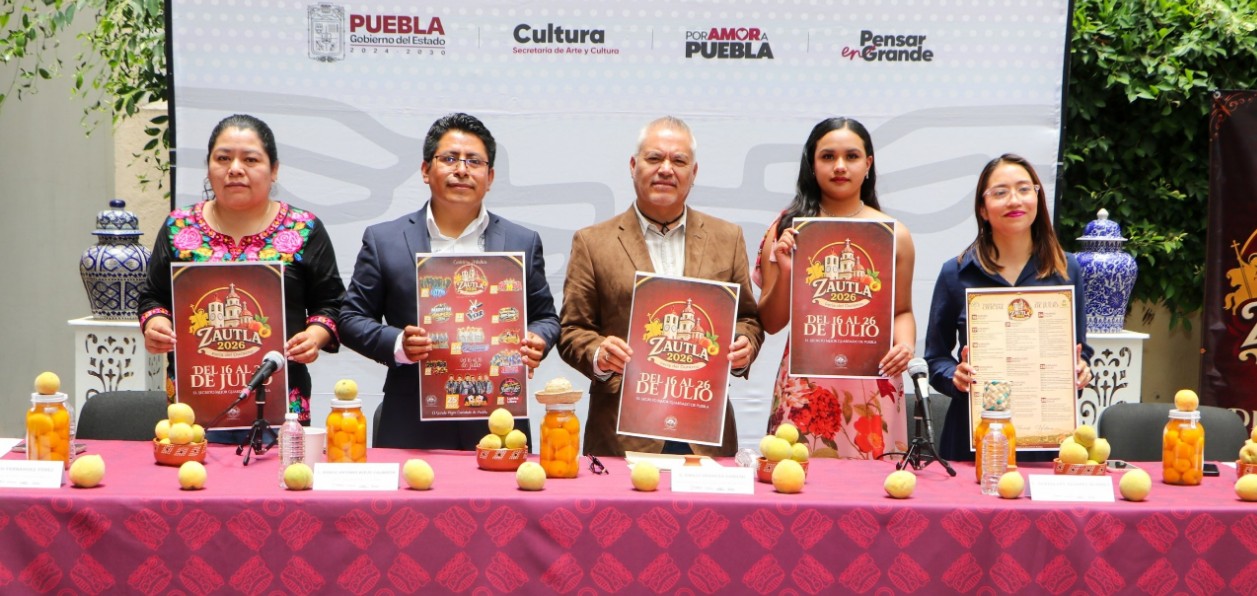 Visitantes recorren la Feria del Durazno en Zautla.