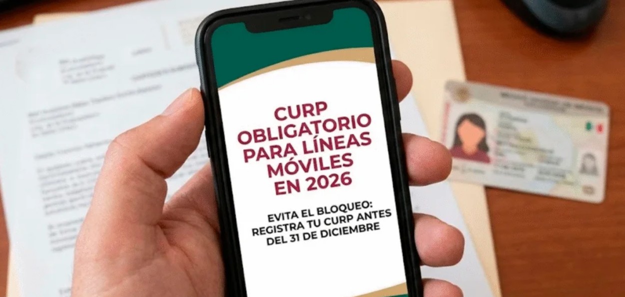 Persona usando teléfono celular para registrar su línea con CURP