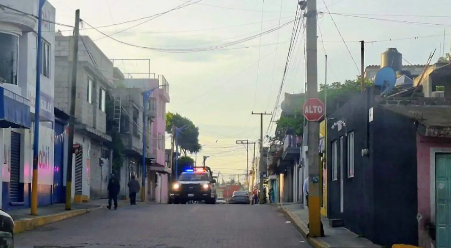Policías resguardan zona donde ocurrió un asalto en San Pablo del Monte