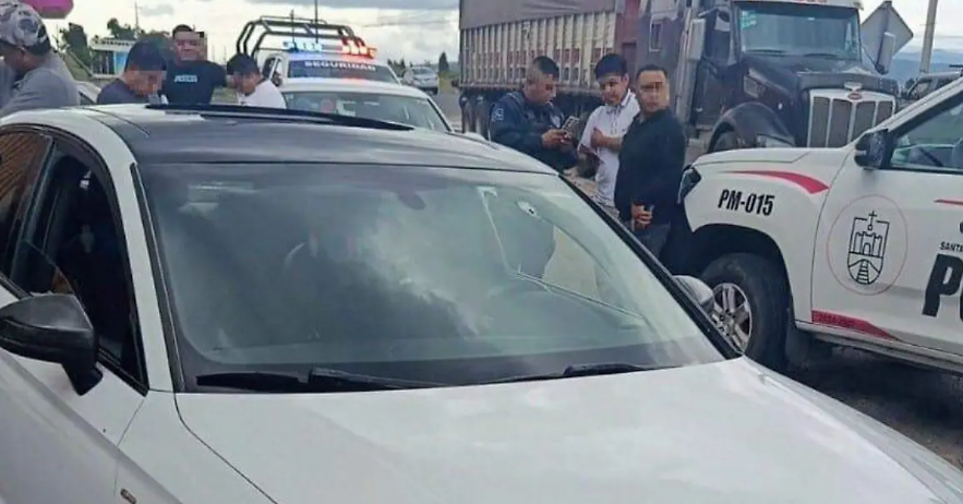 Policías atienden a un hombre herido tras un presunto asalto.