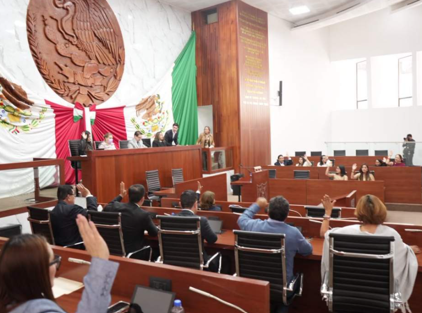 Diputados del Congreso de Tlaxcala durante una sesión legislativa.