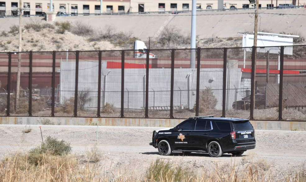 Helicópteros y vehículos de seguridad en la frontera entre México y Estados Unidos.
