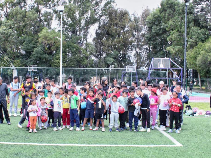Niñas y niños participan en actividades deportivas en Tlaxcala.