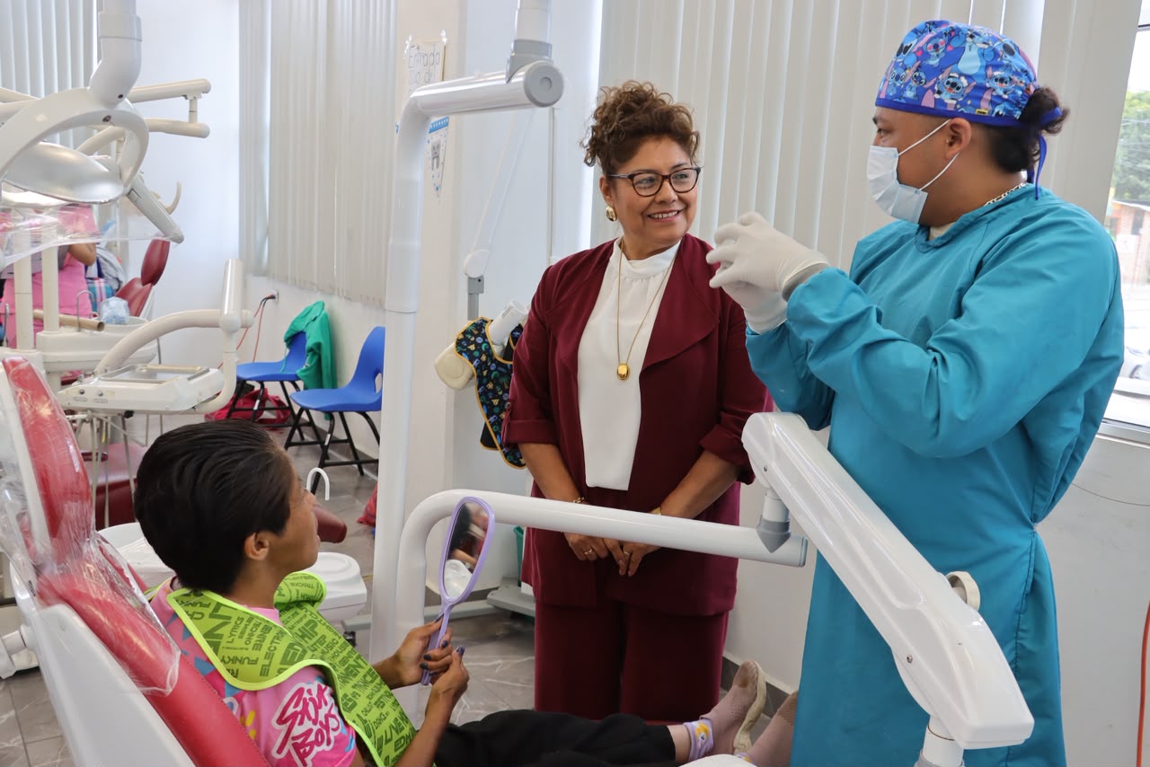 SMDIF Cuautlancingo entrega prótesis dental gratuita a adulta mayor
