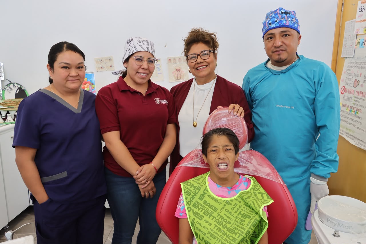 SMDIF Cuautlancingo entrega prótesis dental gratuita a adulta mayor