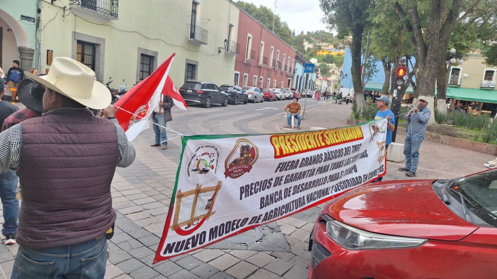 Paralizan campesinos el centro histórico de Tlaxcala; exigen nuevo plan de desarrollo agrícola