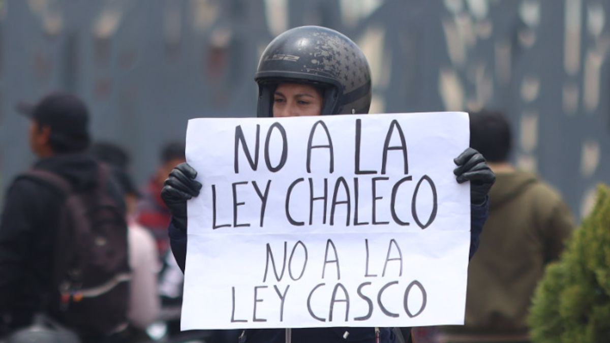 Motociclistas protestan en Puebla por retrasos en entrega de chips y rechazan la Ley Casco