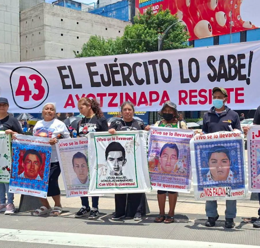 Padres de los 43 normalistas durante una protesta por el caso Ayotzinapa.