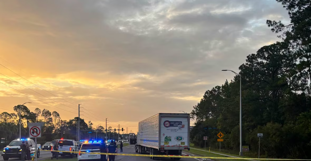 Agentes migratorios durante operativo en Florida donde murió un mexicano.