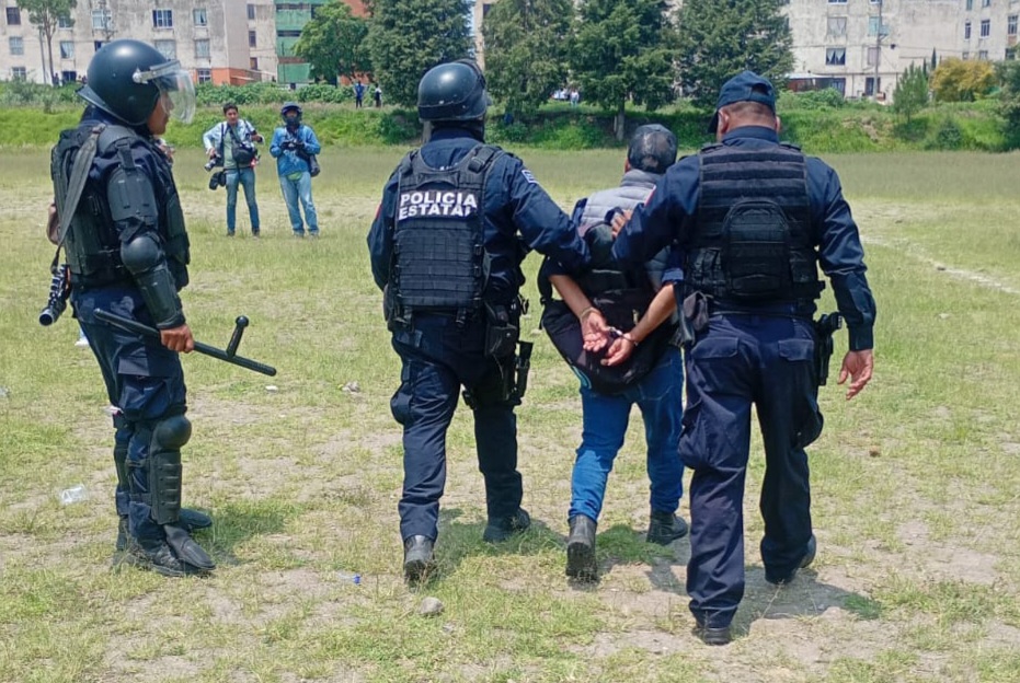 Habitantes de Ixcotla durante protesta en campos deportivos.