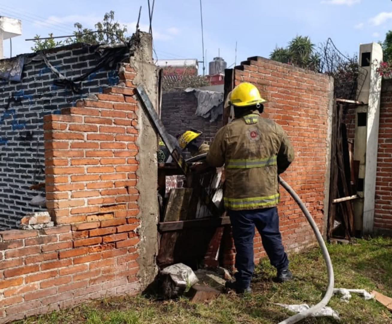 Coordinación intermunicipal de apagafuegos culmina con éxito incendio en Momoxpan