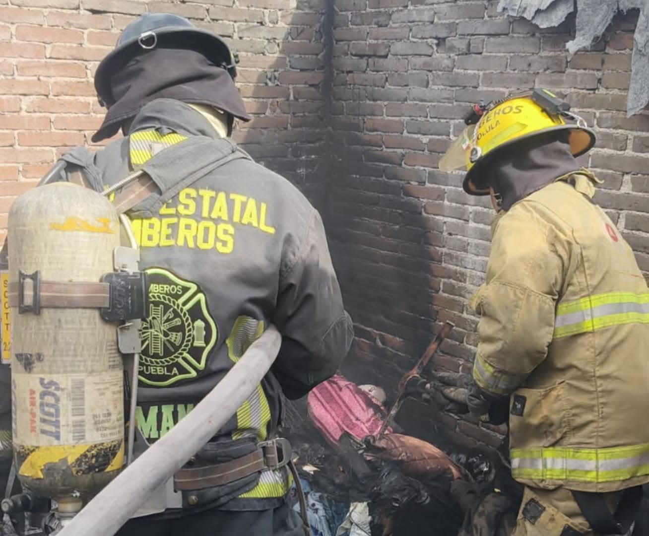 Coordinación intermunicipal de apagafuegos culmina con éxito incendio en Momoxpan