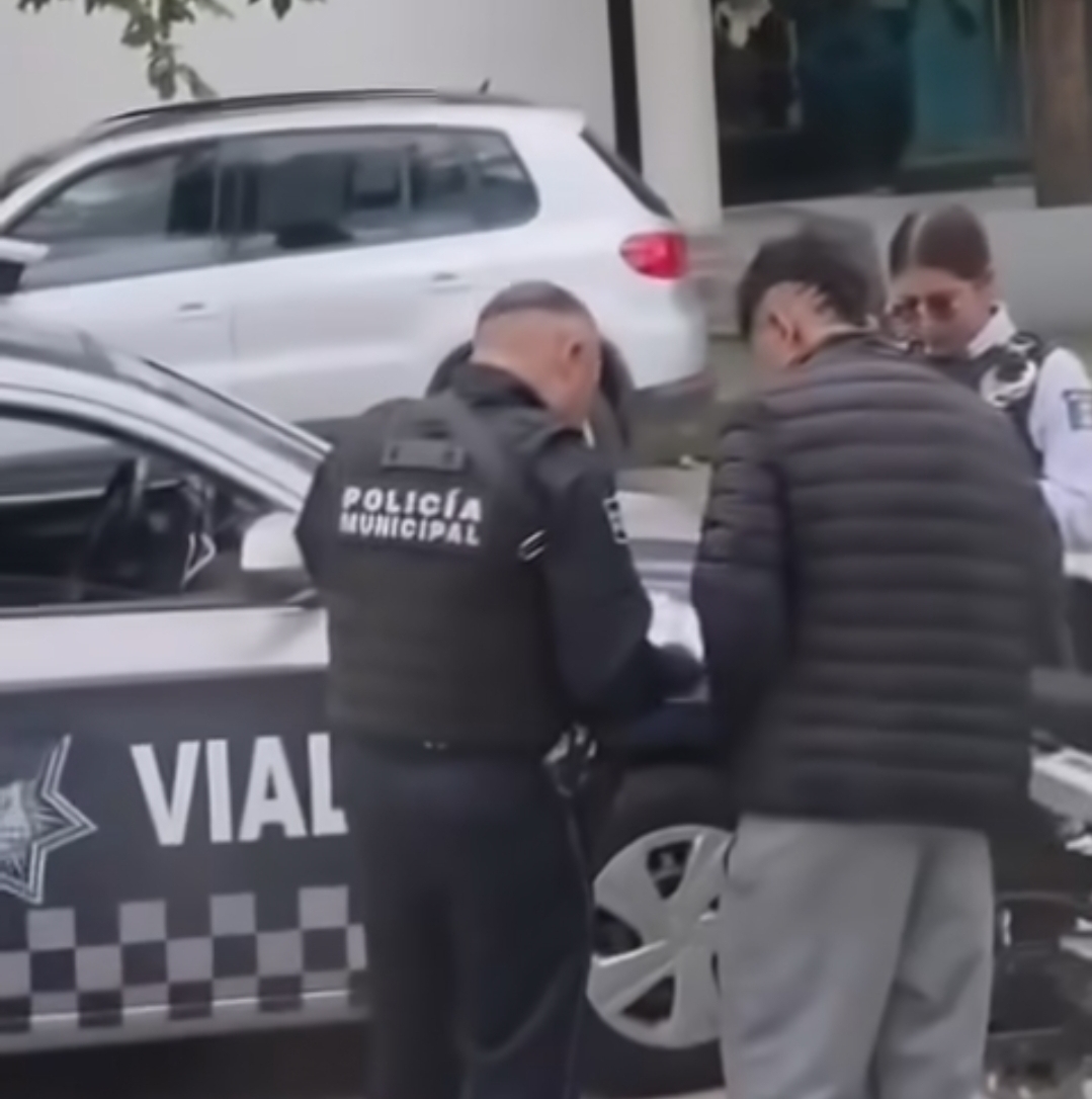 Suspenden a policías de Apizaco tras exhibirse en video por presuntos actos de corrupciónSuspenden a policías de Apizaco tras exhibirse en video por presuntos actos de corrupción
