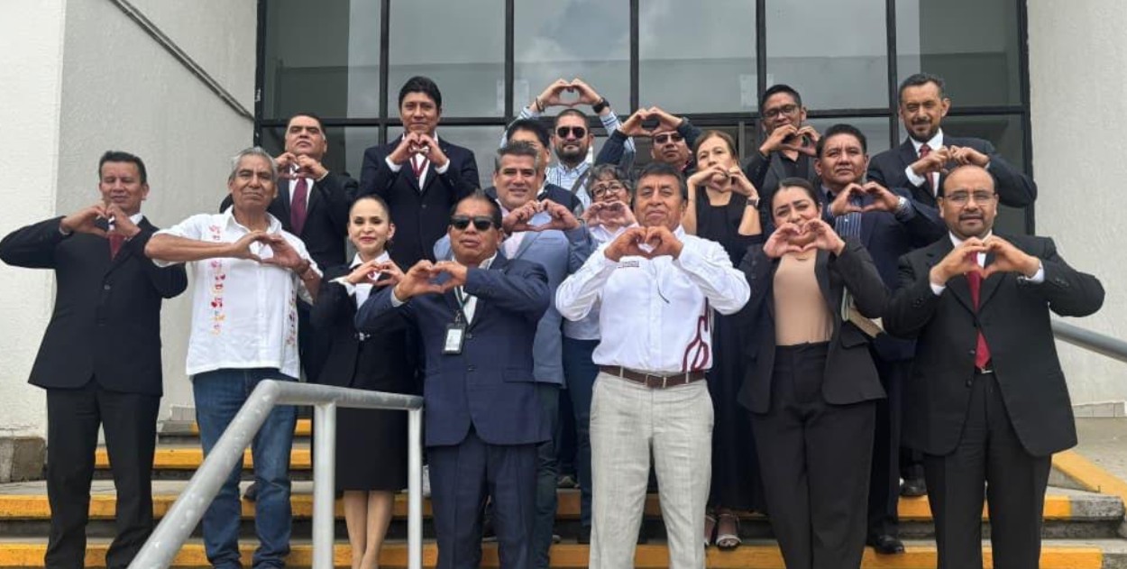Autoridades del COBAEP y del Tecnológico de Zacapoaxtla durante la firma del convenio.