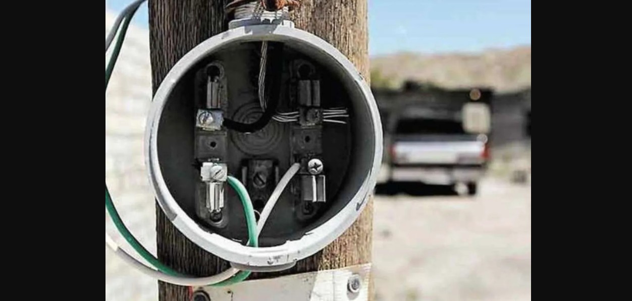 Taxis eléctricos conectados a una red eléctrica urbana.