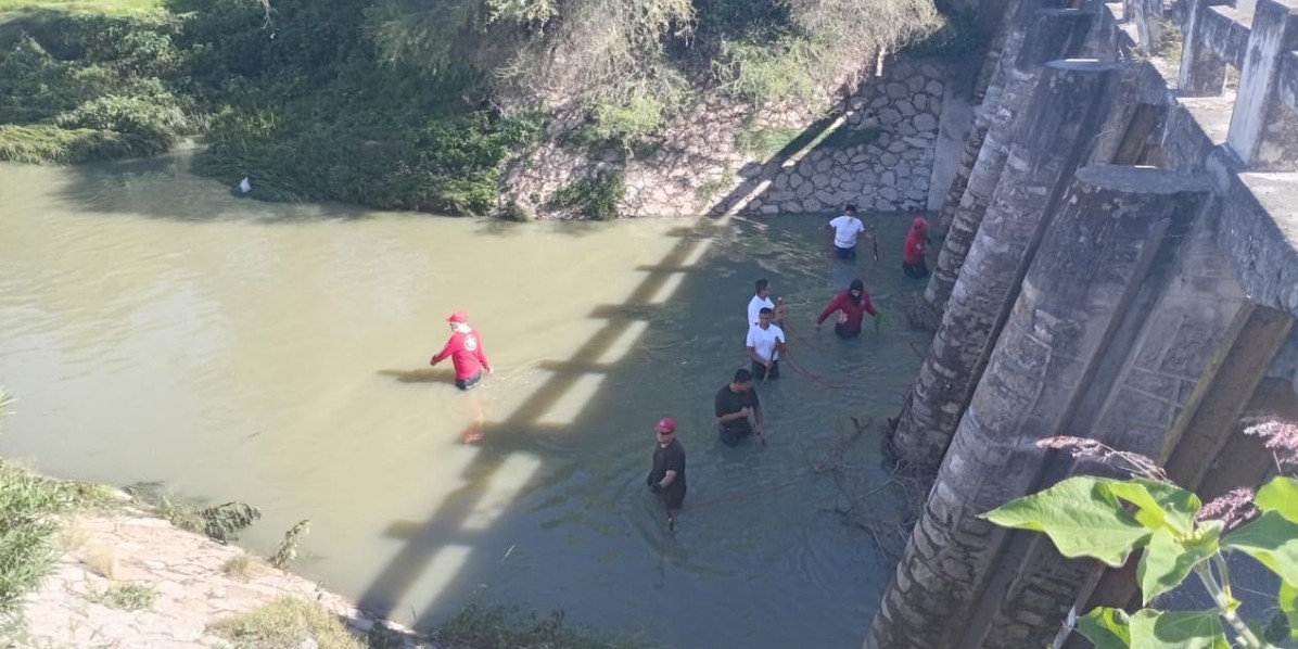 Elementos de rescate realizan labores de búsqueda en el Canal de Valsequillo.