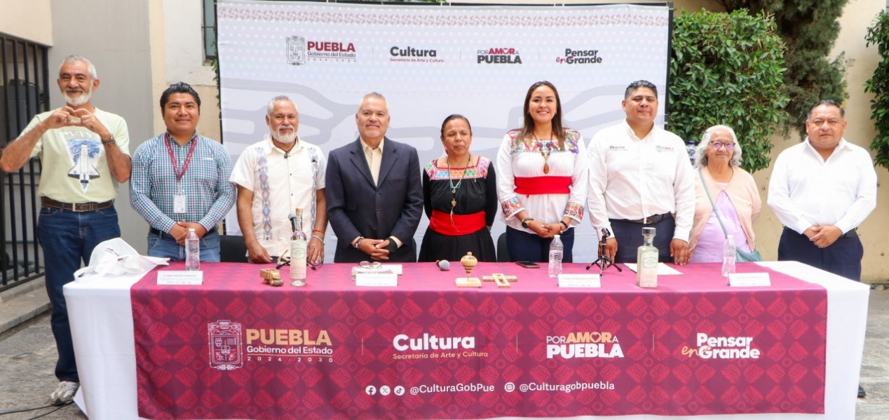 Artesanas exhiben productos tradicionales durante una expo en Puebla.