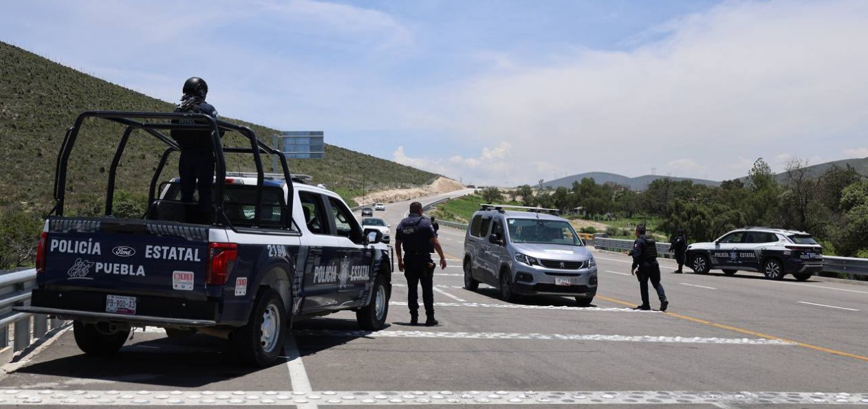 Elementos de seguridad realizan operativo en una carretera de Puebla durante vacaciones.