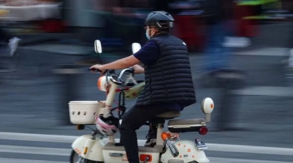 Persona usando scooter eléctrico en una calle de Tlaxcala.