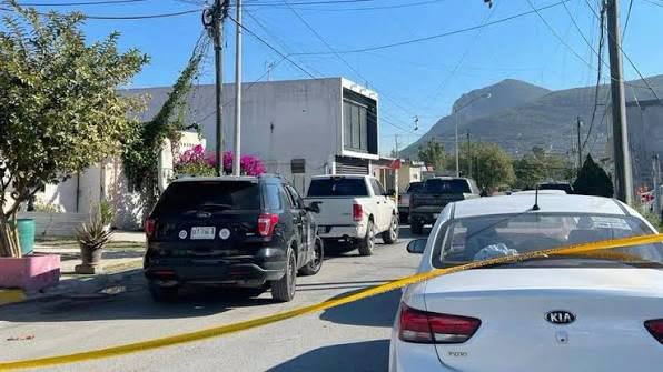 Patrulla y autoridades investigando un caso de feminicidio en Monterrey.